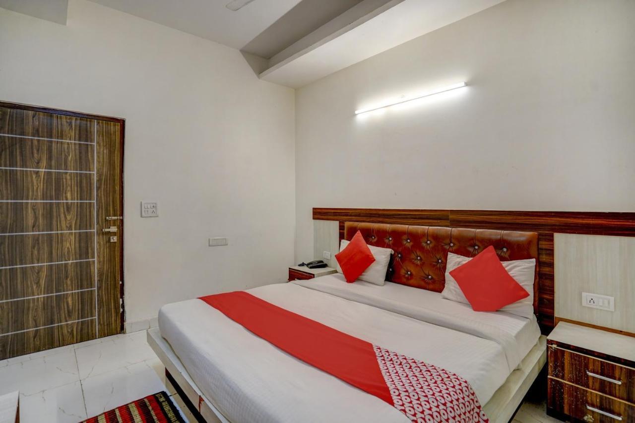 Oyo 78981 The Diamond Nest Noida Exterior photo